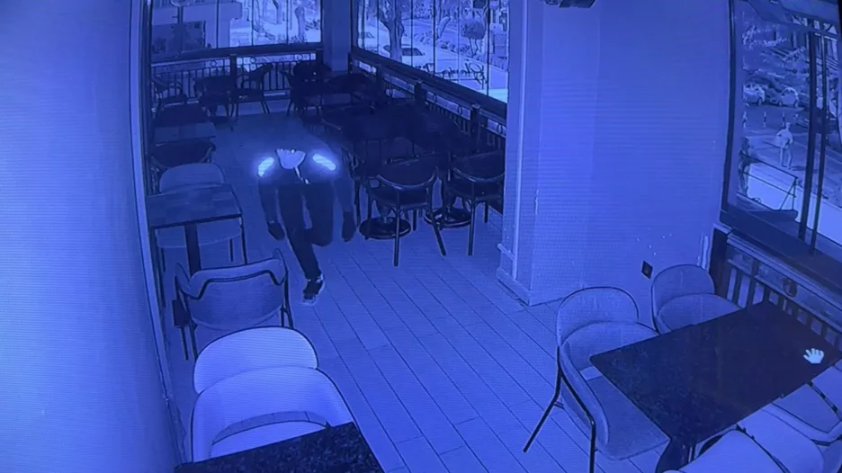 Pişkin hırsız iki gün üst üste aynı kafeye girdi, kameraları hesaba katmadı