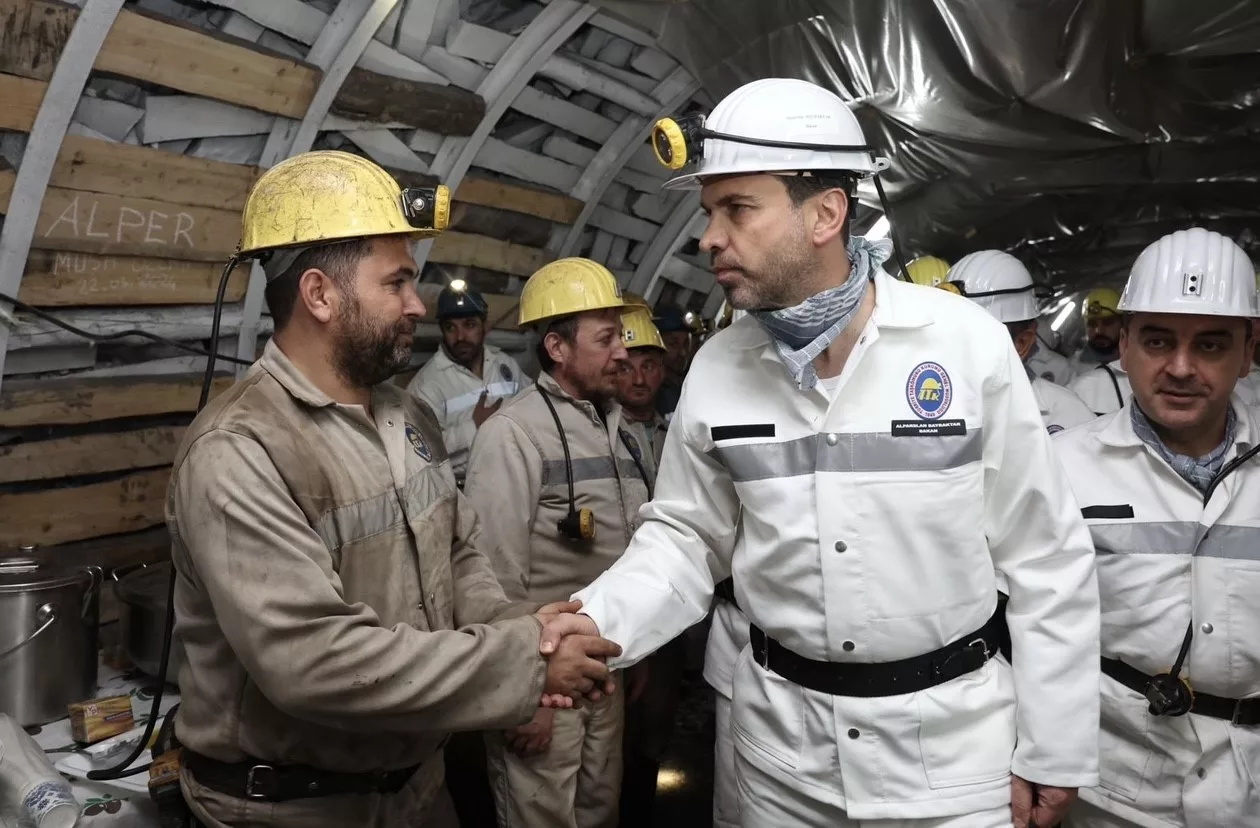 bakan bayraktar maden iscileriyle iftar yapti LOX5dvPr jpg