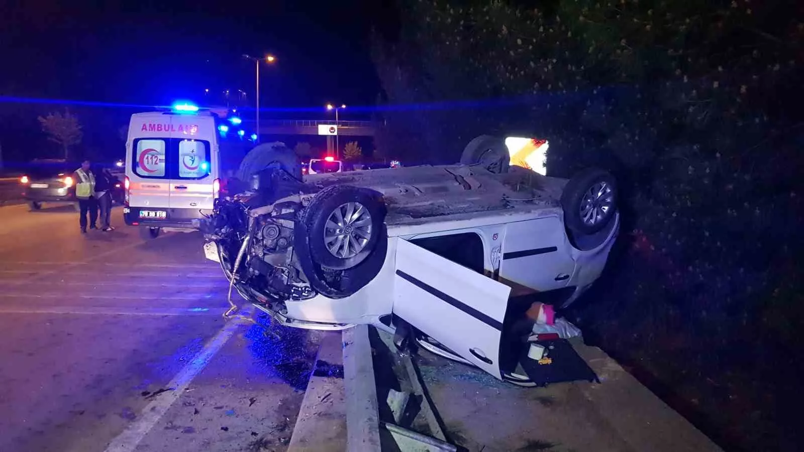 bariyerlere ve agaclara carpan otomobil ters dondu 1 yarali Kctawqg4 jpg