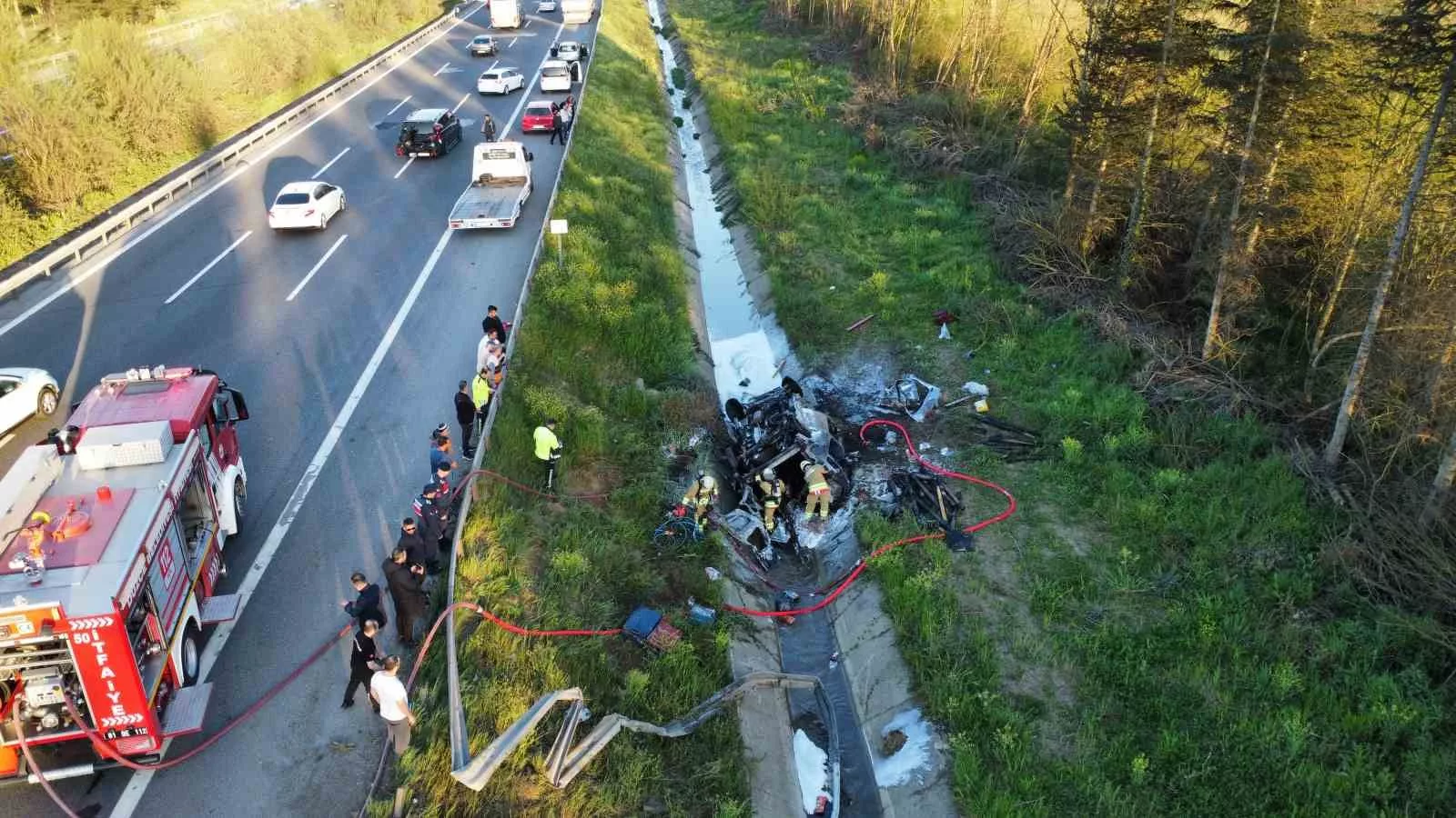 kanala ucan minibus alev alev yandi 2 yarali KweYuC75 jpg