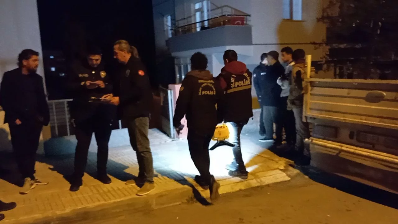 merdivenlerden dusen adam hayatini kaybetti PHy1DfsJ jpg