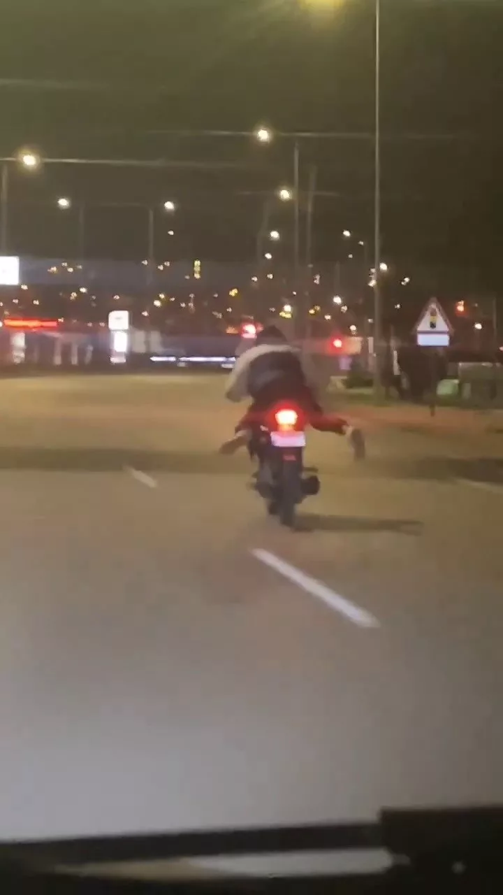 motorunun uzerine yatarak yolculuk yapan surucu kamerada HGmxOnR4 jpg