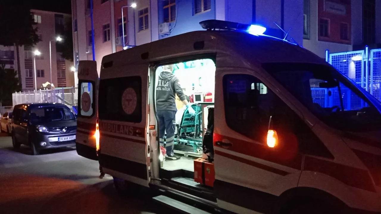 okul bahcesinde oturan genc bicakli saldiriya ugradi Xm34S9By jpg