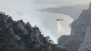 sahinkaya kanyonunda orman yangini 1 helikopter ve 2 ucak havadan mudahale etti hqEx2pKt