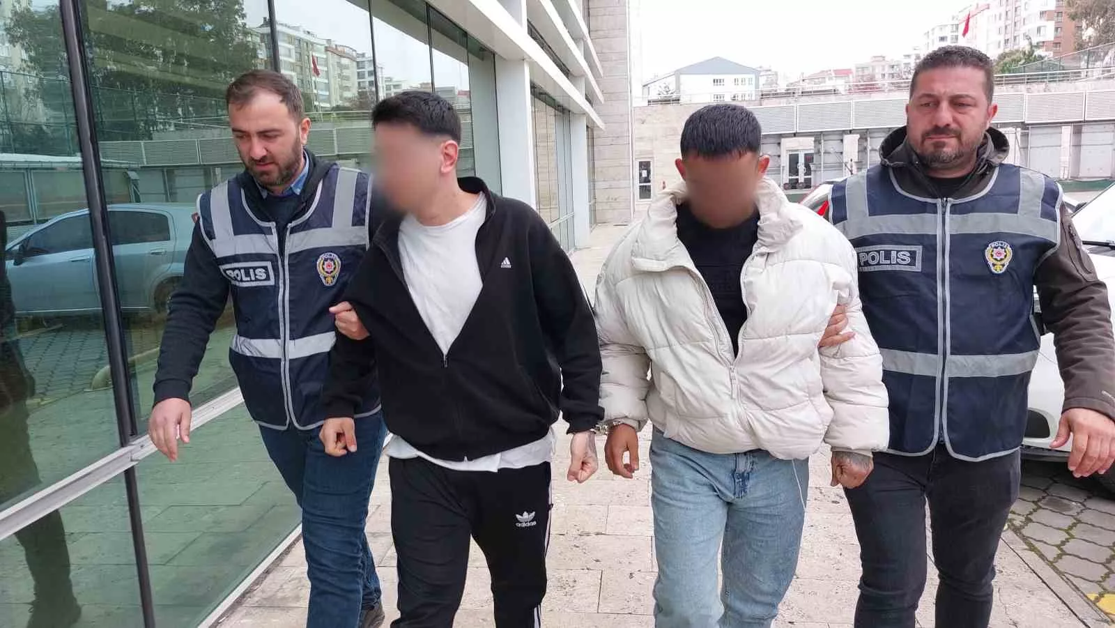 suit otelde arkadaslarini bicaklayip darp ederek kameraya kayit ettiler ltMjXtGS jpg