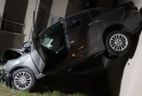 Ankara’da ilginç kaza: Kontrolden çıkan otomobil binanın 3’üncü katına çarptı