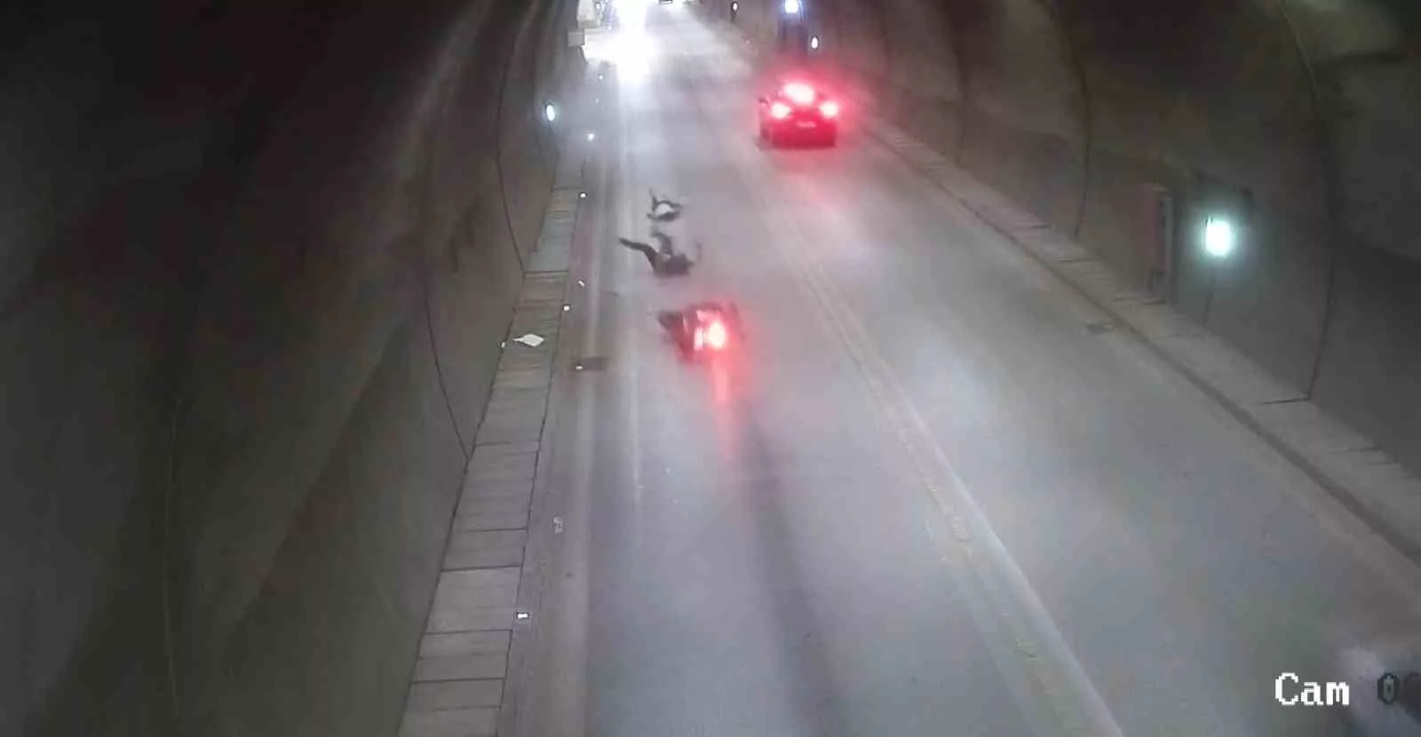 amasyada tunelde devrilen motosikletten duserek metrelerce suruklendiler kaza ani kamerada 69DeX1cU jpg