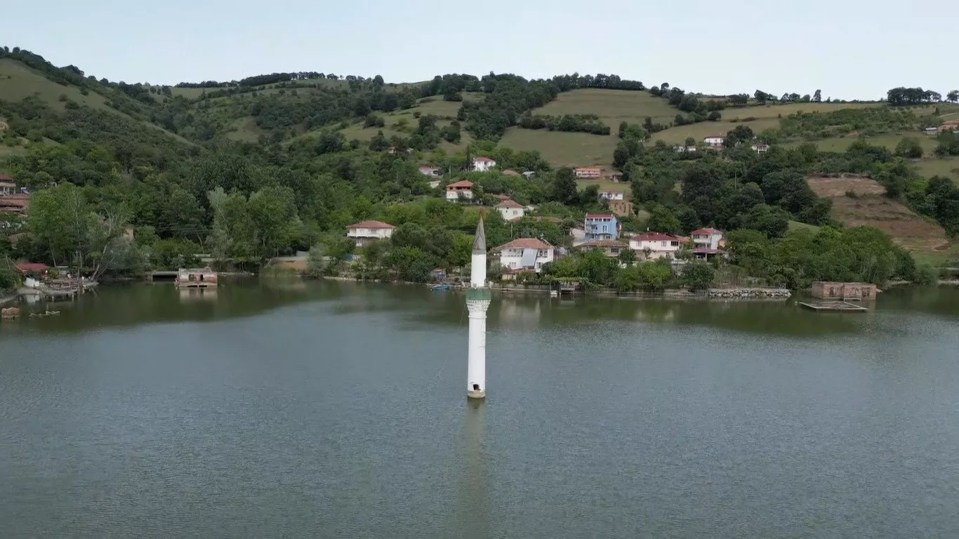 batik mahallede sudan yukselen minare mMGPGJU9 jpg