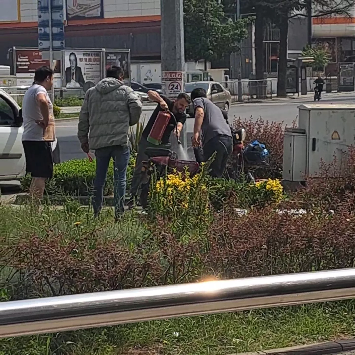 duman cikaran elektrikli bisiklete esnaf mudahale etti GcjYaH2w jpg