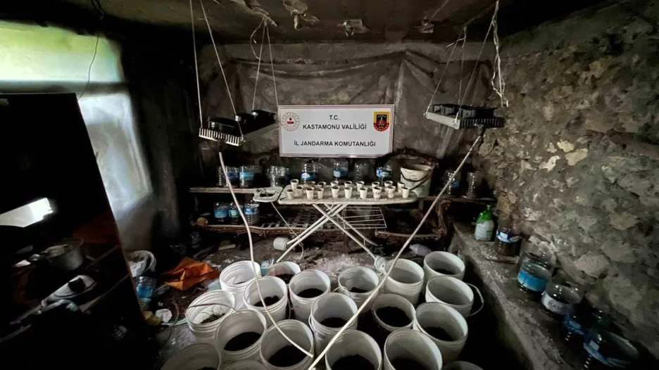 Evlerini uyuşturucu imalathanesine çeviren şahıslara operasyon: 2 gözaltı