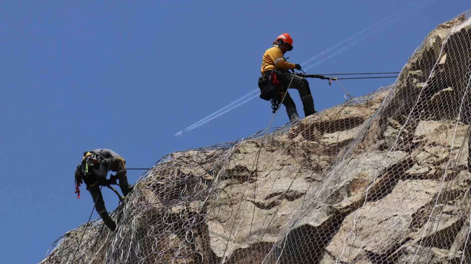 Gümüşhane’de kaya düşme riski bulunan dağlar çelik ağlarla kafese alınıyor