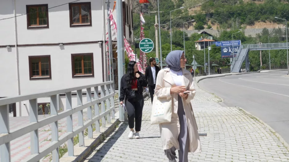 Gümüşhane’de öğrenciler için tehlike oluşturan kayalar dağcılar tarafından temizlendi