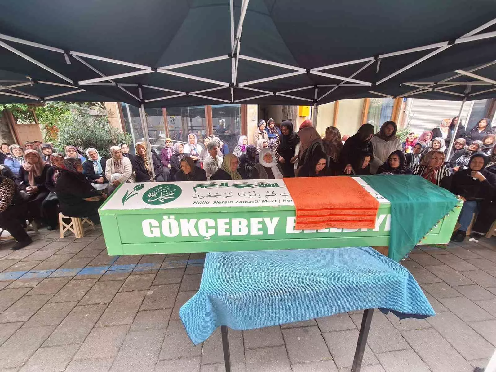 kamyonun altinda kalan kadin topraga verildi GIjvpEi6 jpg