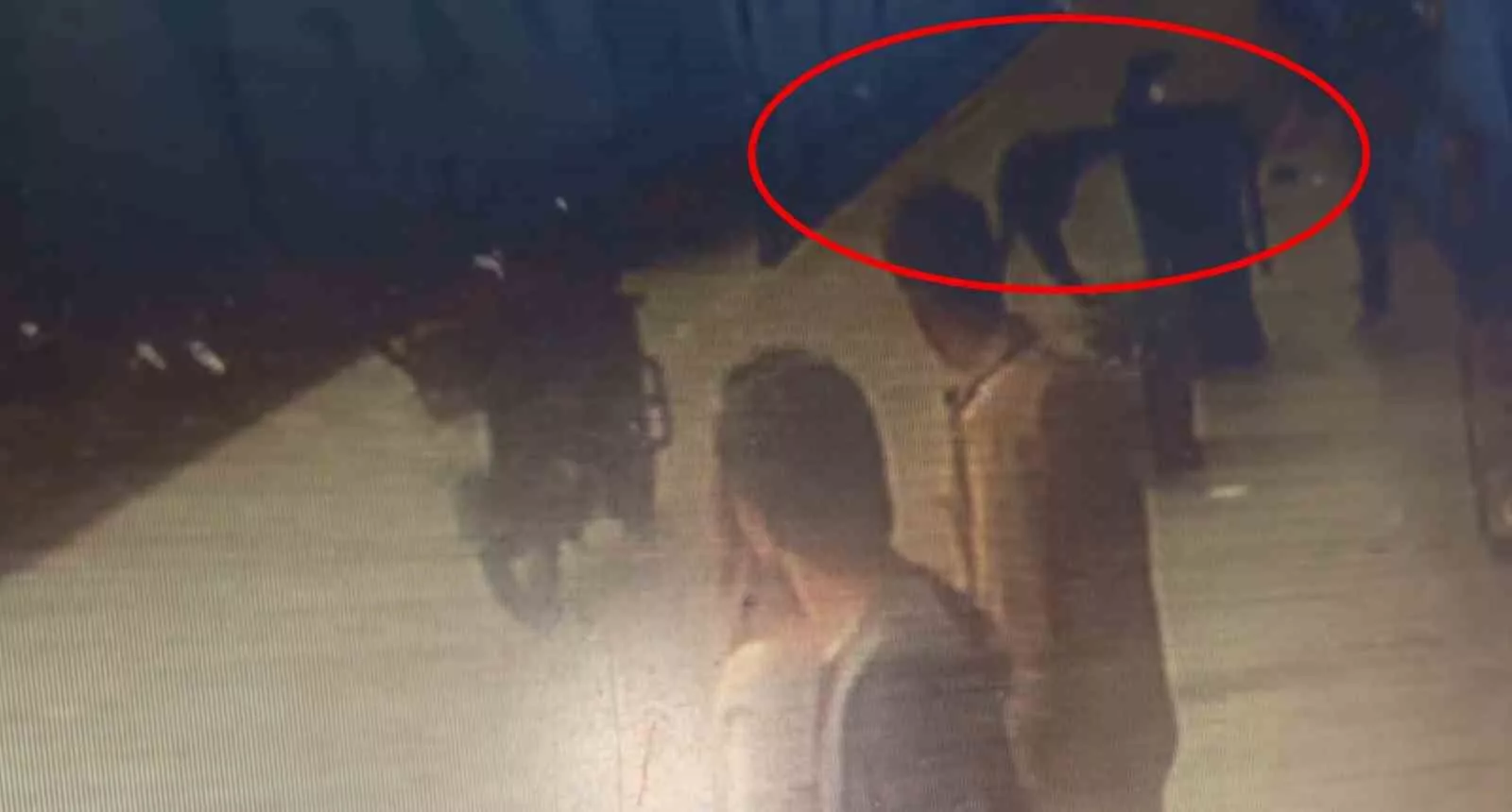 kavga eden sahis yola savrulunca araclarin altinda kalmaktan son anda kurtuldu 2vFklpLR jpg