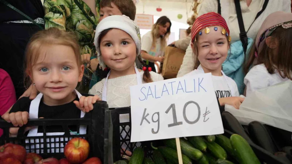 Minikler pazarcı oldu, sebze-meyve sattı