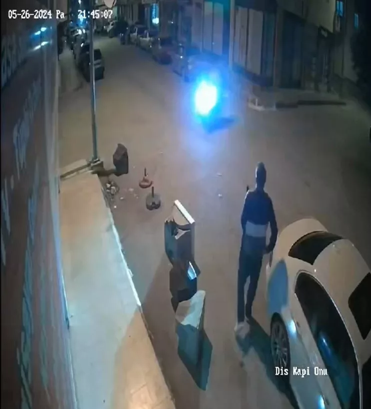 motosikleti ile kaza yapti kalkti diger surucuye yardim etti TlcjR28M jpg