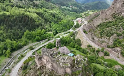 Şavşat’ın tarihi ve doğal güzelliklerini tanıtmak için bahar gezisi düzenlendi