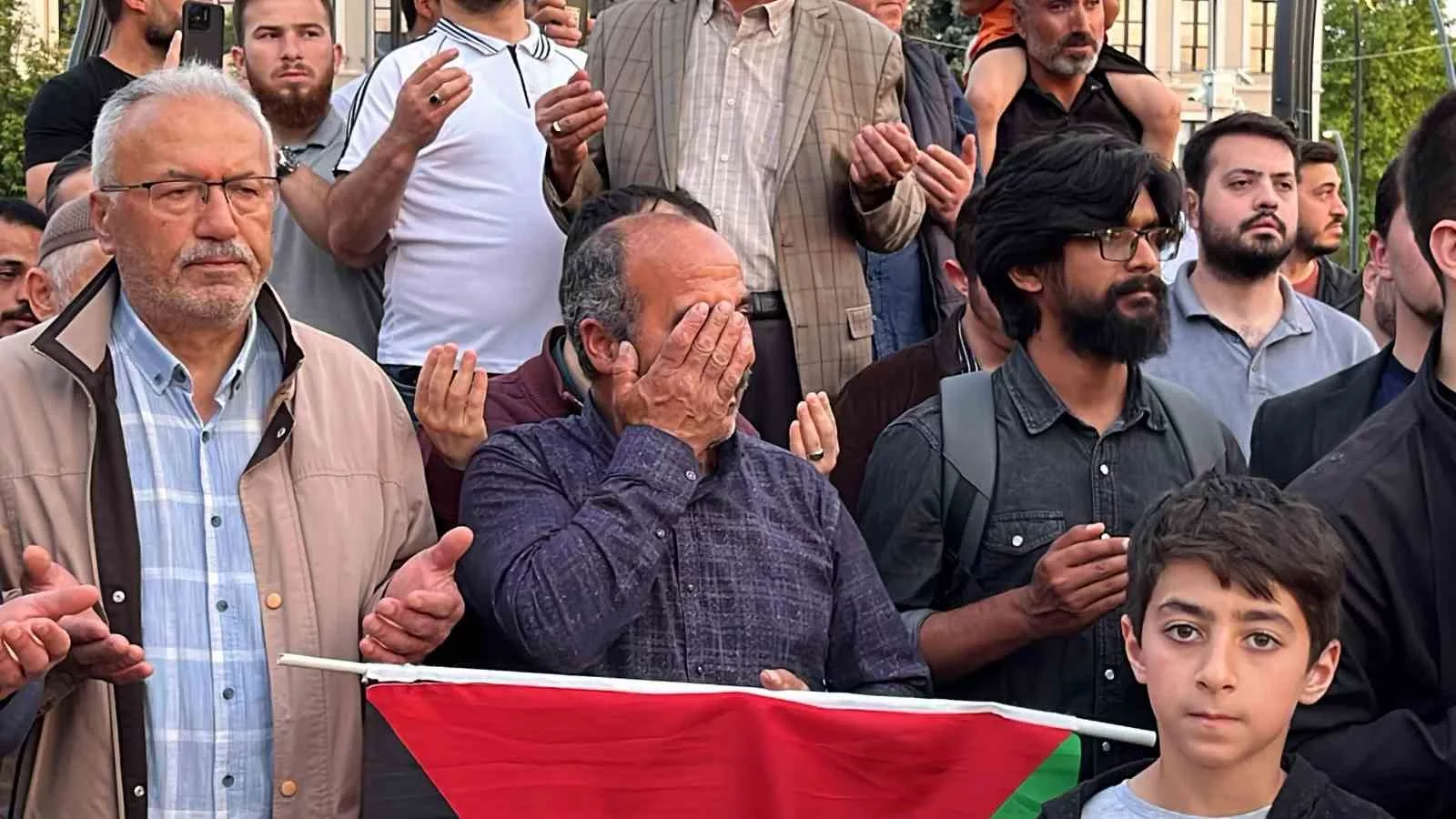 yuzlerce bolulu katil israil diyerek yurudu ByPYjLK9 jpg