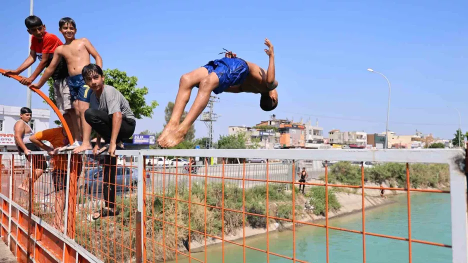 Yüzme bilmeyeni boğulmasın diye dövüyorlar