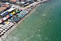 Foça’da tatilci yoğunluğu: Plajlar tıklım tıklım
