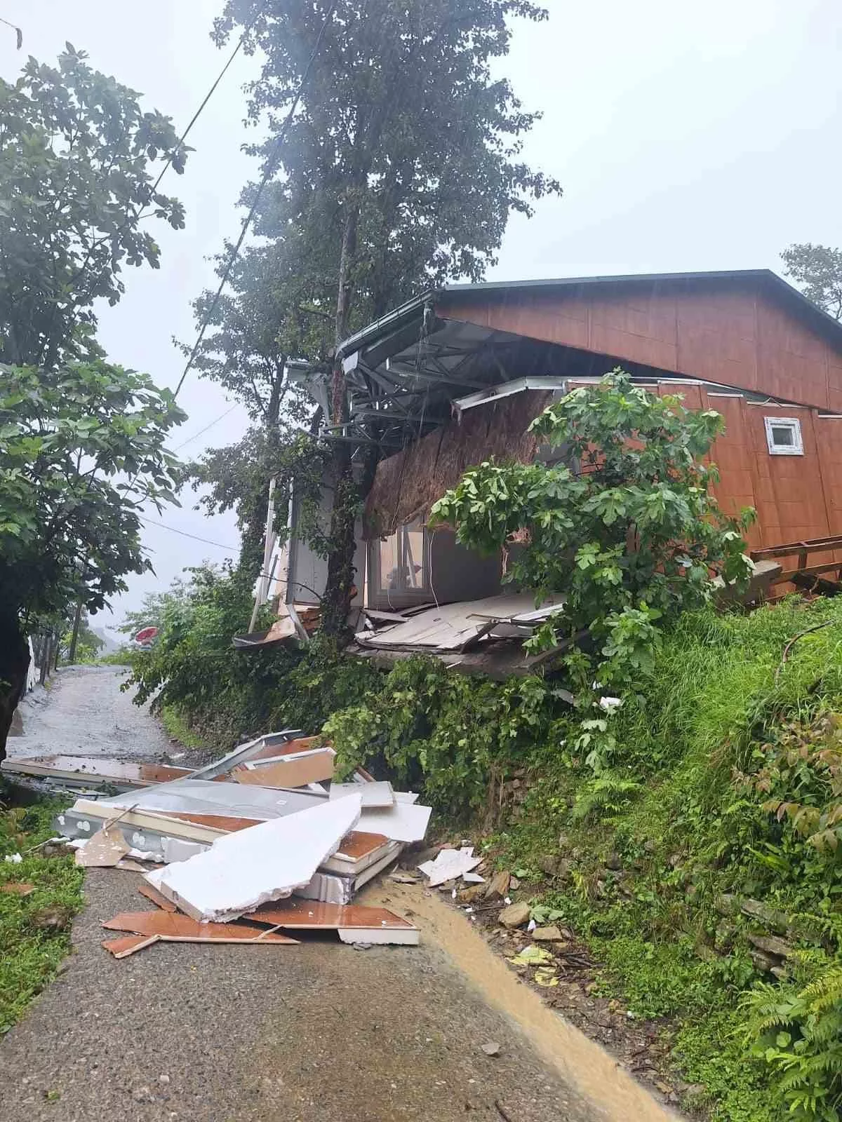 artvinde toprak kaymasi nedeniyle bir ev kullanilmaz hale geldi ygQnxIHq jpg