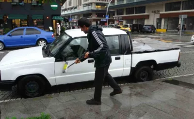 Bedava yağmur boşa gitmedi, aracını yıkadı