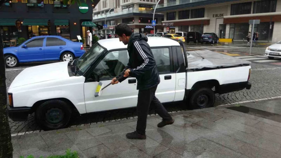 bedava yagmur bosa gitmedi aracini yikadi vY9bVtfr