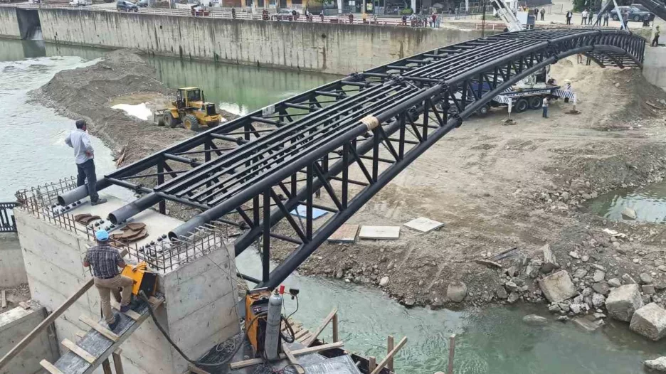 Devrek’te asma köprünün montajına başlandı