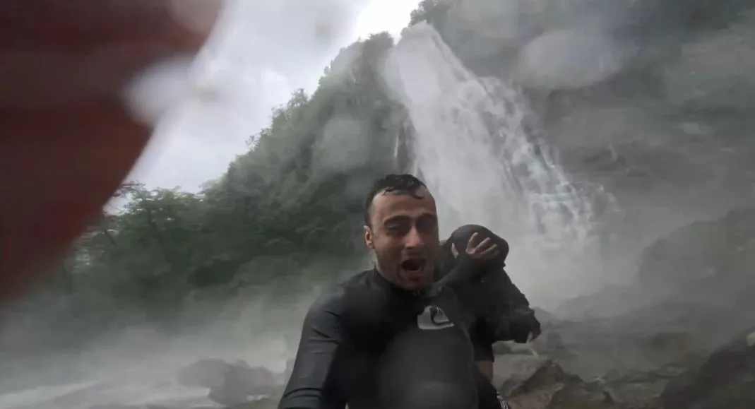 firtinaya mencuna selalesinde yakalanan doga severlerin zor anlari klsR935w jpg