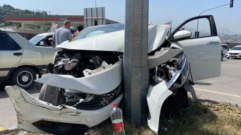İki otomobilin çarpıştığı kaza anı araç kamerasına yansıdı: 4 yaralı