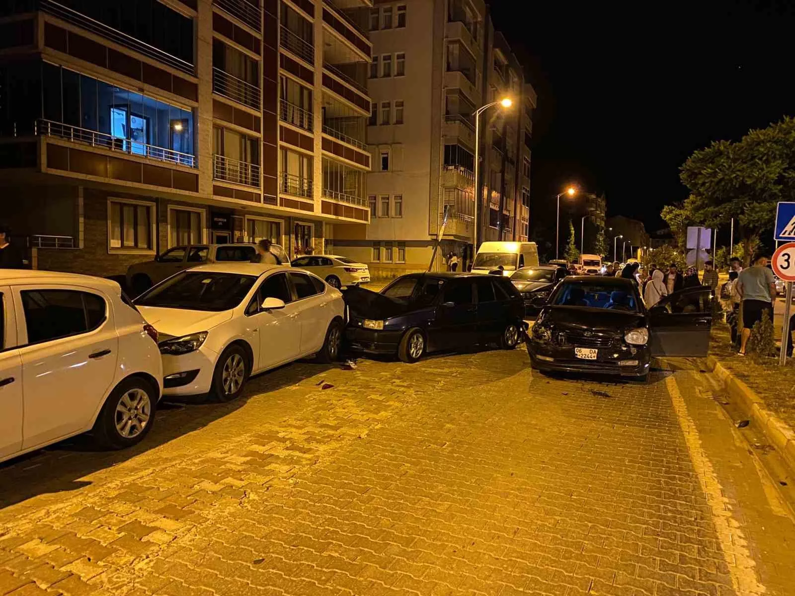 kopege carpmamak icin ani fren yapan surucu otomobille carpisti 6 yarali numbBwah jpg