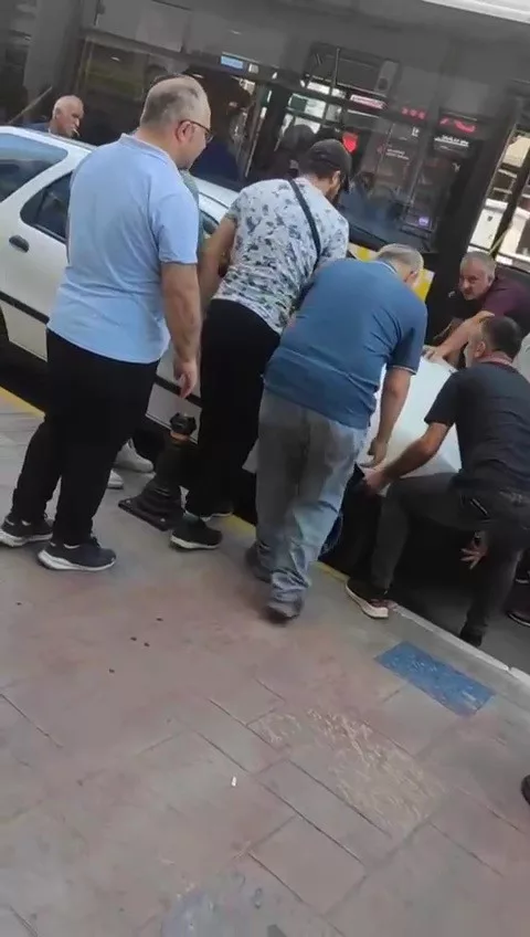 otobusu engelleyen otomobili vatandaslar el birligi ile kaldirdi cHzd2ya7 jpg