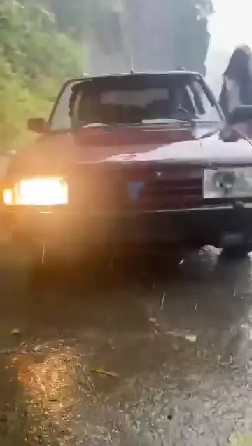 seyir halindeki otomobilin on camina yamactan kopan kaya parcasi dustu z8WvJhyE jpg