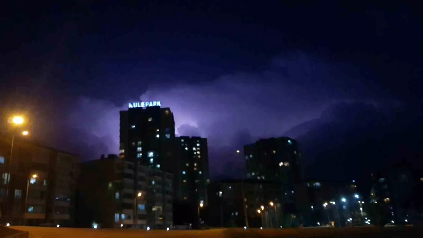 simseklerin gorsel soleni gece yarisina kadar surdu Af36mnwJ jpg