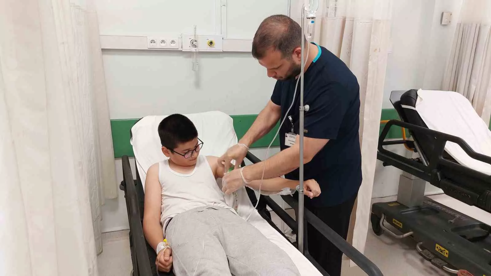 sokak kopeklerinin saldirdigi cocuk hastanelik oldu MLRwXfIe jpg