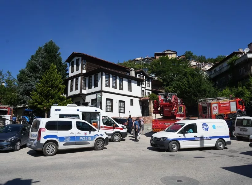 tarihi konakta korkutan yangin nHPVl2a9 jpg