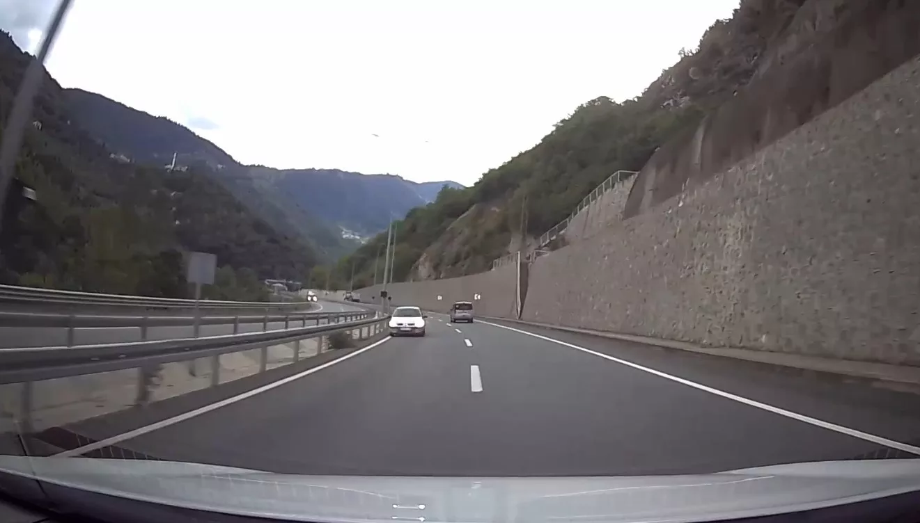 ters yonde ilerleyen surucunun faciaya davetiye cikarttigi anlar kameraya yansidi 2Lqi4Jwx jpg