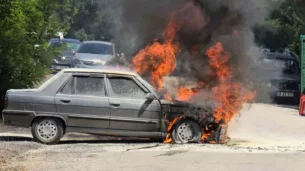 torununu sinava getirdikten sonra otomobili alev topuna dondu ZKLNp6SW