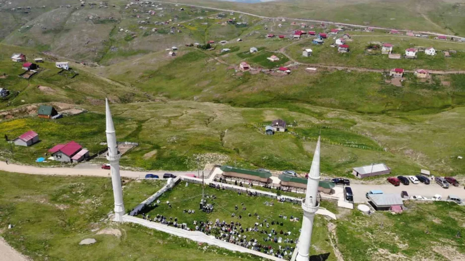 ustu acik camide 563 yildir cimen uzerinde cuma namazi kiliniyor HlzjThcH