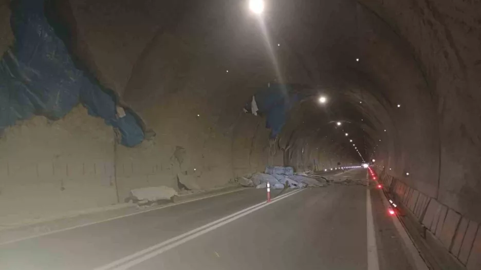 Yusufeli Barajı sonrası yapılan T14 Tüneli’nde çatlaklar yerini çökmelere bıraktı