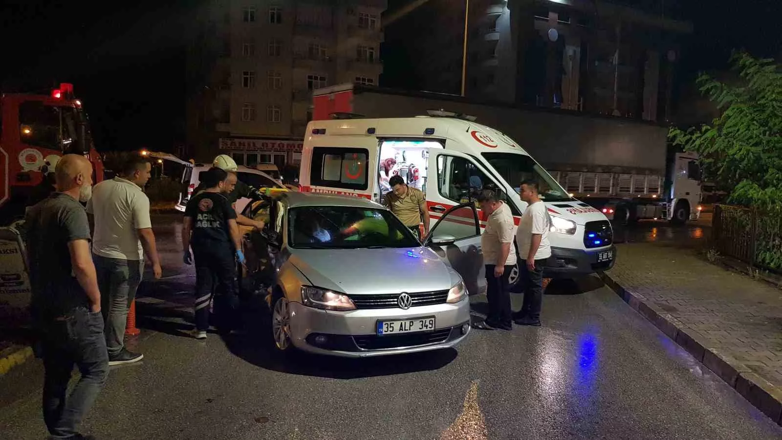 2 otomobil kavsakta carpisti 4 yarali H6PUJe39 jpg