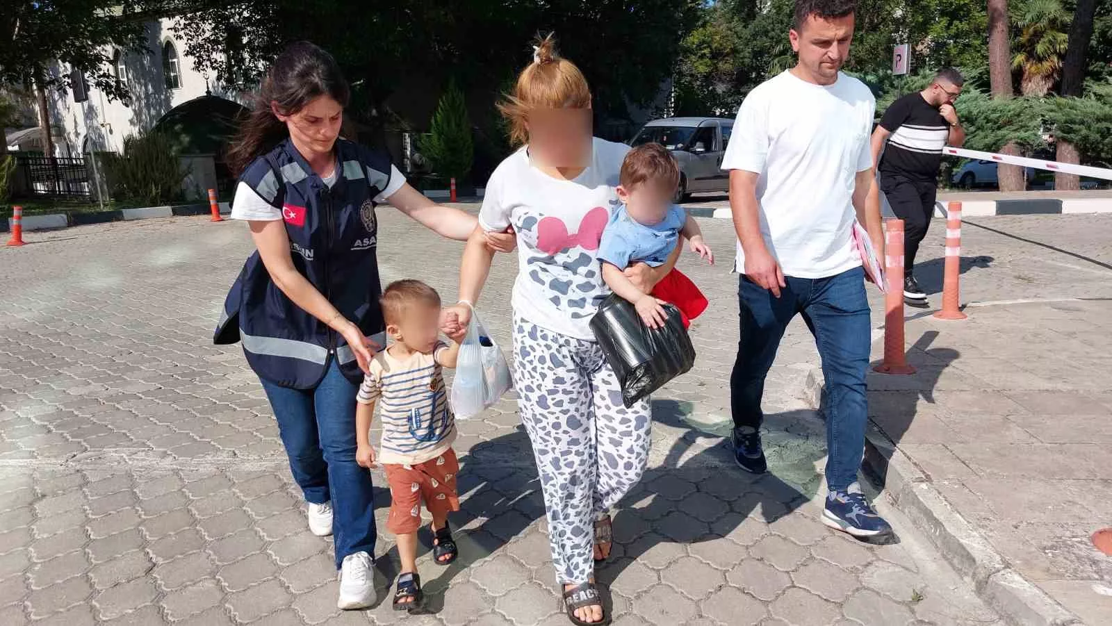 dilenci kiliginda 25 milyonluk altin calan kadinlar yakalandi U6VPJyKF jpg