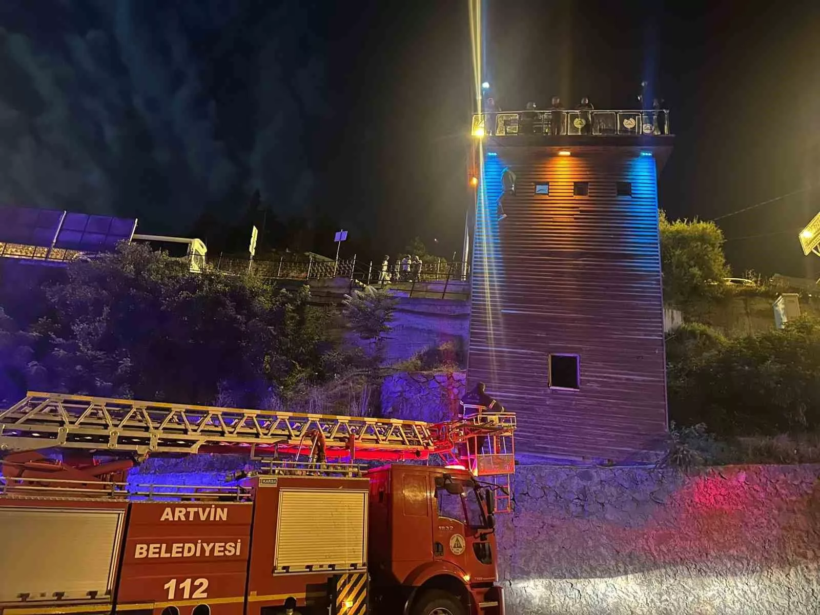 fotograf cekilmek isterken dengesini kaybedince refleksi sayesinde olumden kurtuldu CSGdNtyw jpg