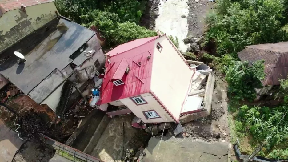 Giresun’da Köseler köyünde yaşanan selde yan yatan 2 katlı ev havadan görüntülendi