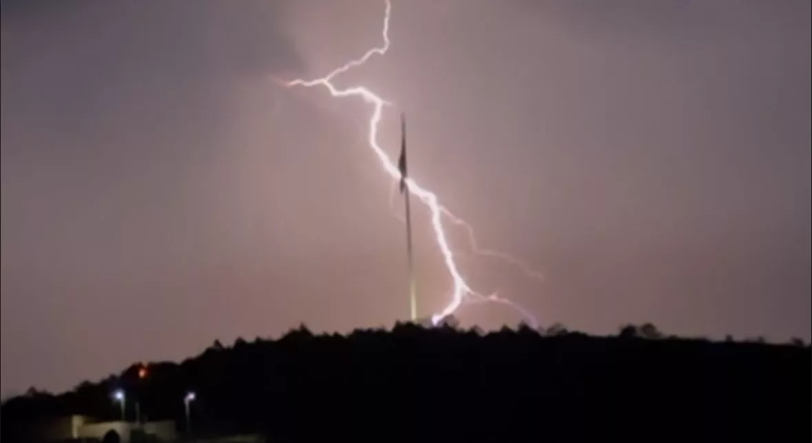 gokyuzu simseklerle aydinlandi izleyenler hayran kaldi 7Ex6FW1j jpg