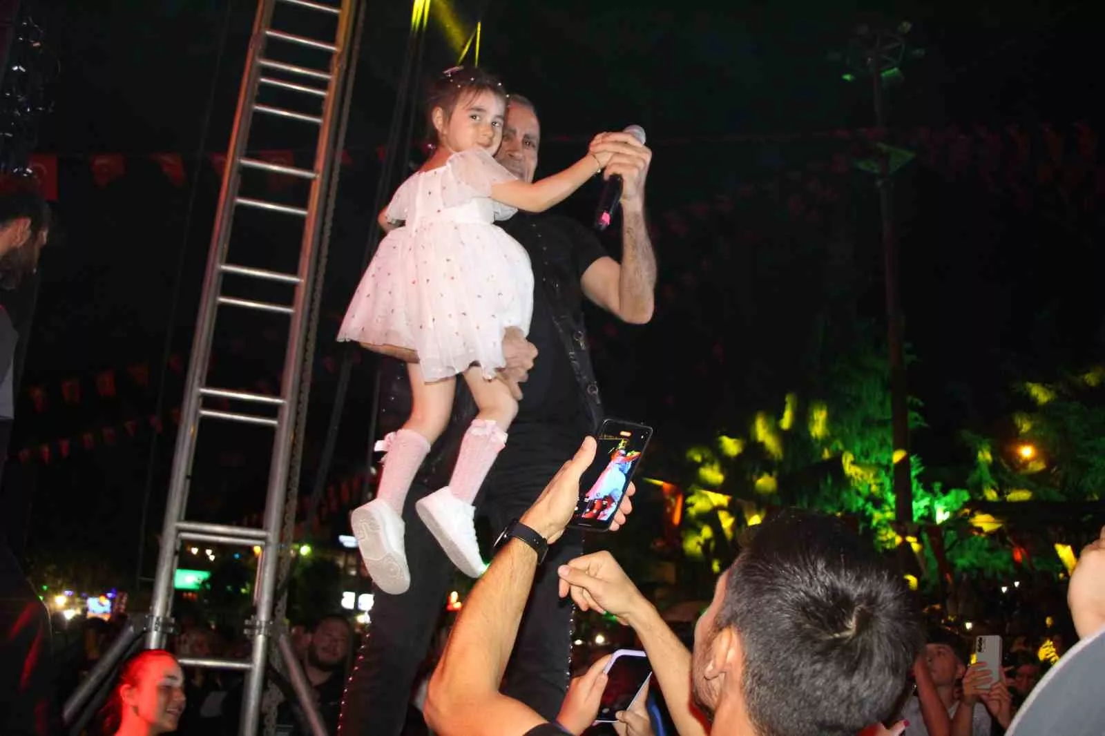 konserde netanyahuya tepki gosteren haluk levent filistinli cocuklar icin siir okudu y3cZR9x7 jpg