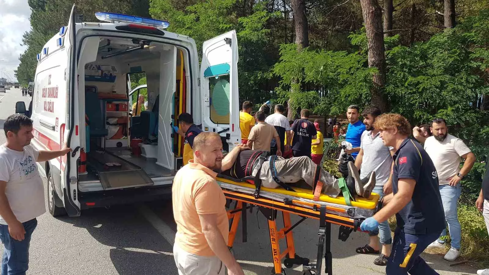 kontrolden cikan otomobil agaca carpti 2 yarali I7CY4UxX jpg