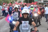 Polisler 15 Temmuz şehitlerinin resimlerini göğüslerinde taşıdı