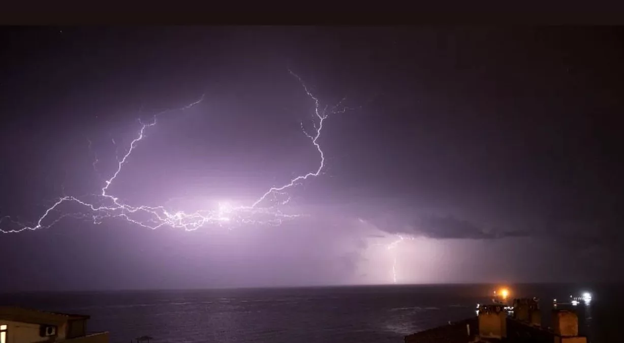 simsekler geceyi aydinlatti wc6fYJ16 jpg