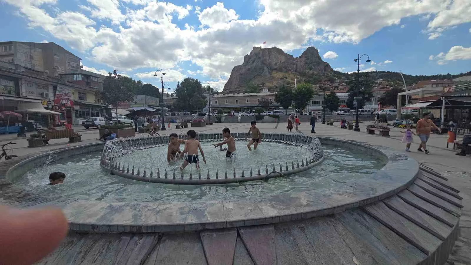 tokatta eyyam i bahur sicaklarindan bunalan cocuklar sus havuzuna akin etti WA37e7Te jpg